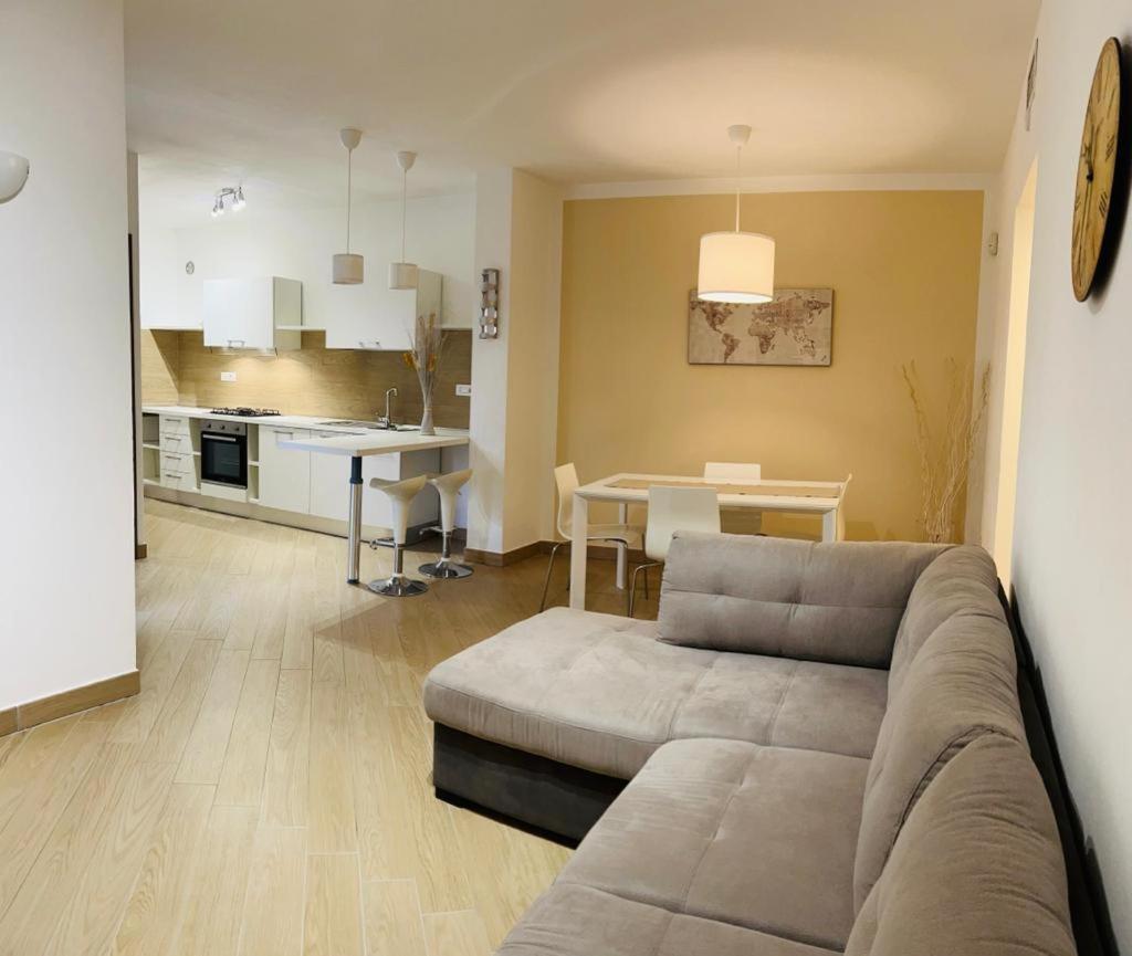 Comecasa Modern Apartment In Historical Centre Asti Buitenkant foto